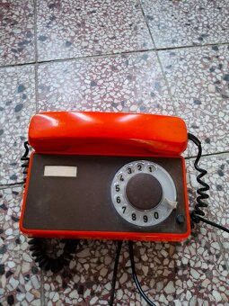 Staré telefony, červený, oranžový, černý - 5