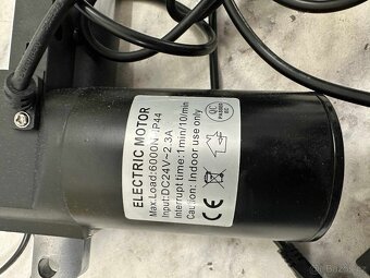 (590) Elektrický lineární pohon / aktuátor 24V - 5