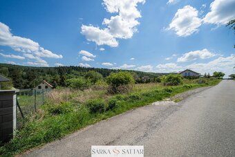 Prodej pozemku 1200m2 k výstavbě RD s výhledem na les v oblí - 5