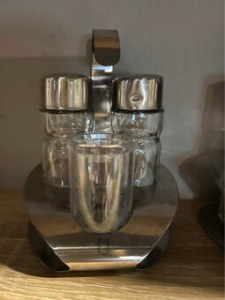 Sklenice a jiné sklo z restaurace - 5