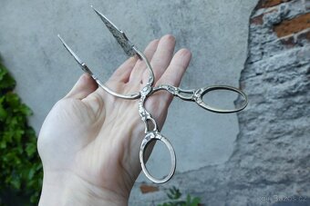 Starožitné stříbrné kleštičky na zákusky, figurální motiv - 5