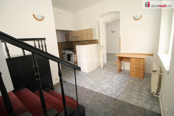 Pěkný prostorný byt 2+1 v přízemí cihlového domu se samostat - 5