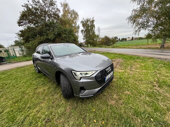 Audi Etron 55 - 300kW, baterie 96kW, moznost rychlodobijeni - 5