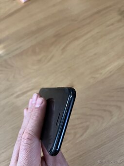 Apple iPhone SE 2020 černý 64GB - 5