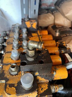 Hydraulický rozvaděč 6 páček velmi masivní - 5
