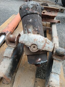 PRODÁM PÍSTNICI  A HEVERY MAILER Z VLEKU BSS 5T - 5