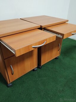 Noční stolek s jídelní deskou na kolečkách - 5