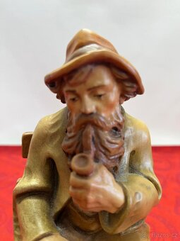Stará, dřevěná, vyřezávaná socha  muž s fajfkou - 5