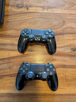 PlayStation 4 s dvěma ovladači - 5