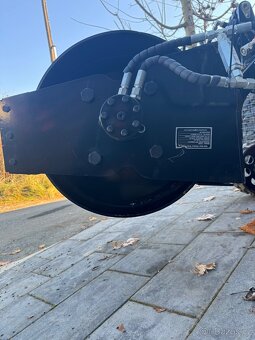 Vibrační válec hladký pro mininakladač - 5