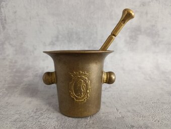 Starý malý mosazný hmoždíř se lvem a tloukem - 5