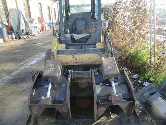 Caterpillar, 242B VČETNĚ PŘÍSLUŠENSTVÍ - 5