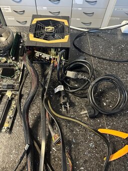 Zbytek mining rig, 2xMB, zdroj 850W, karty, kabely, redukce - 5