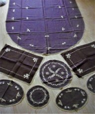 Ručně vyšívaný ubrus + 7 deček. - 5