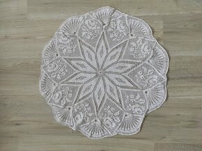 Starožitné ručně vyšívané dečky, broušená mísa, vějíř - 5