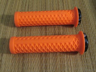 Nové mtb gripy ODI Vans V1.0 Lock-On Grips - 5