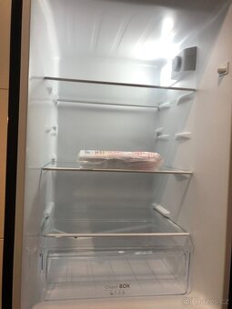 Malá lednice s mrazákem Siguro BF-c241y zánovní - 5