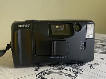 RICOH L-20 – kompaktní klasiku s pevným objektivem 35mm - 5