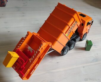Bruder popelářské auto. - 5