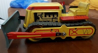 staré hračky bábika,  domiešavač, ČZ prasa, buldozér... - 5