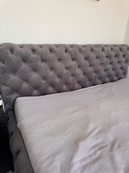 Manželská postel KARE Design - 5