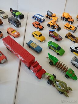 Autíčka za 60ks Matchbox Hotwheels Bburago Maisto - 5