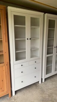 Ikea Hemnes vitrína knihovna masiv bílé mořidlo š. - 5