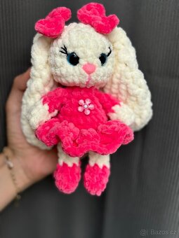 Háčkovaný králíček 20 cm + karabinka jako dárek - 5