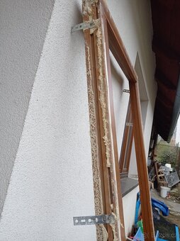 Částečně prosklené dřevěné vchodové dveře - 5