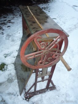 prodám litinovou výlevku, ruční mandl, litinové podstavce... - 5