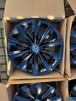 ORIGINÁL Alu Volkswagen Passat B7, B6 R17, 5x112 - TOP STAV - 5