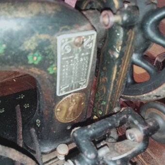 starý šicí stroj - 5