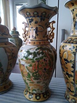 Dekorativní keramika, vázy a různé zdobené nádoby. - 5