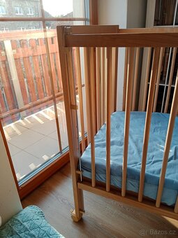 Dřevěná dětská postýlka se stahovací bočnicí - 5