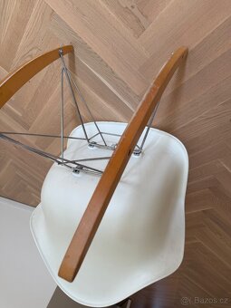 Nabízím k prodeji originální houpací křeslo Vitra Eames RAR - 5