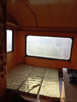 Karavan, obytný přívěs s papírama. - 5