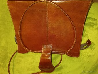 Prodám DÁMSKOU KOŽENOU HNĚDOU KABELKU - 5
