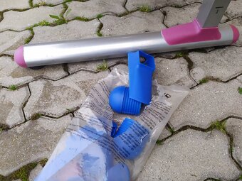 Rostouci psaci stůl z Lidlu a zidle Ikea - 5