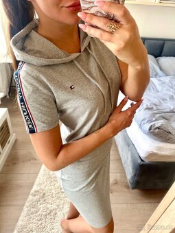 TOMMY HILFIGER ŠEDÉ LETNÍ ŠATY S KAPUCÍ - 5