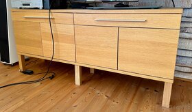 Set IKEA dubová dýha: stolek konferenční + skříňka pod TV. - 5