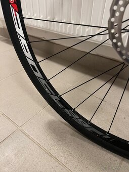 Full karbonové kolo s pevnou karbonovou vidlí. Kompletně na - 5