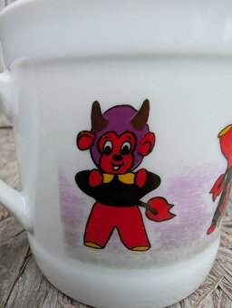 Retro porcelánový hrnek, čertíci. - 5