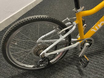 Woom 4 žluté se stojánkem - 5