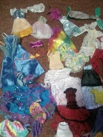 panenky Barbie+spousta oblečení-cena za všechno - 5