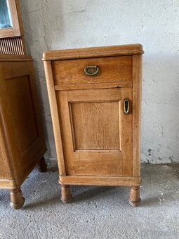 Šatní skříně, toaletka, noční stolek, 2x postel - 5
