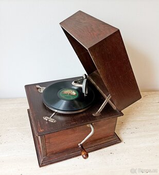 Originální bytový doplněk - starožitný gramofon na kliku - 5