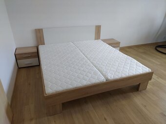 Postel s nočními stolky, roštem a matracemí nová - 5