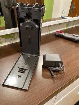 DYSON V12 Držák + nabíječka - 5