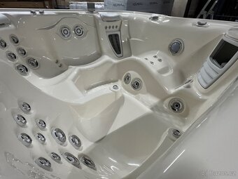 Vířivá vana Envoy HotSpring - 5