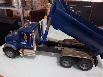 Nákladní auto MACK Granite se sklápěčkou - Bruder 2823 - 5
